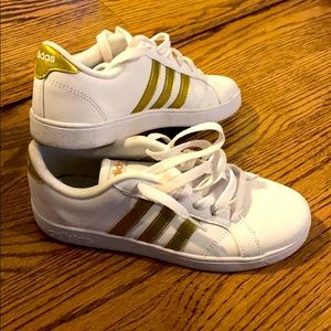 Adidas Grand Court - white with gold stripes